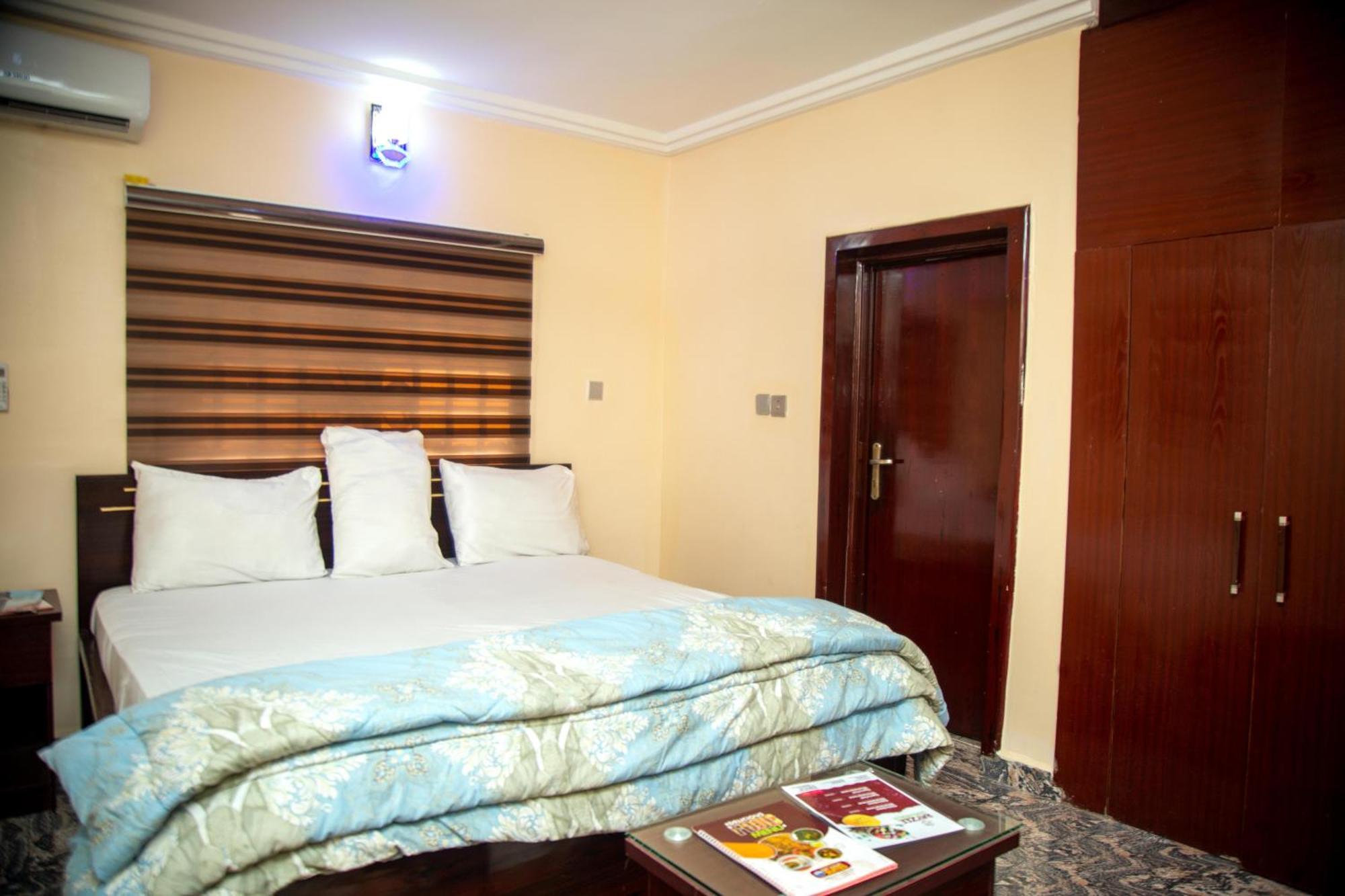 Kay Luxury Suites Uyo Exterior photo